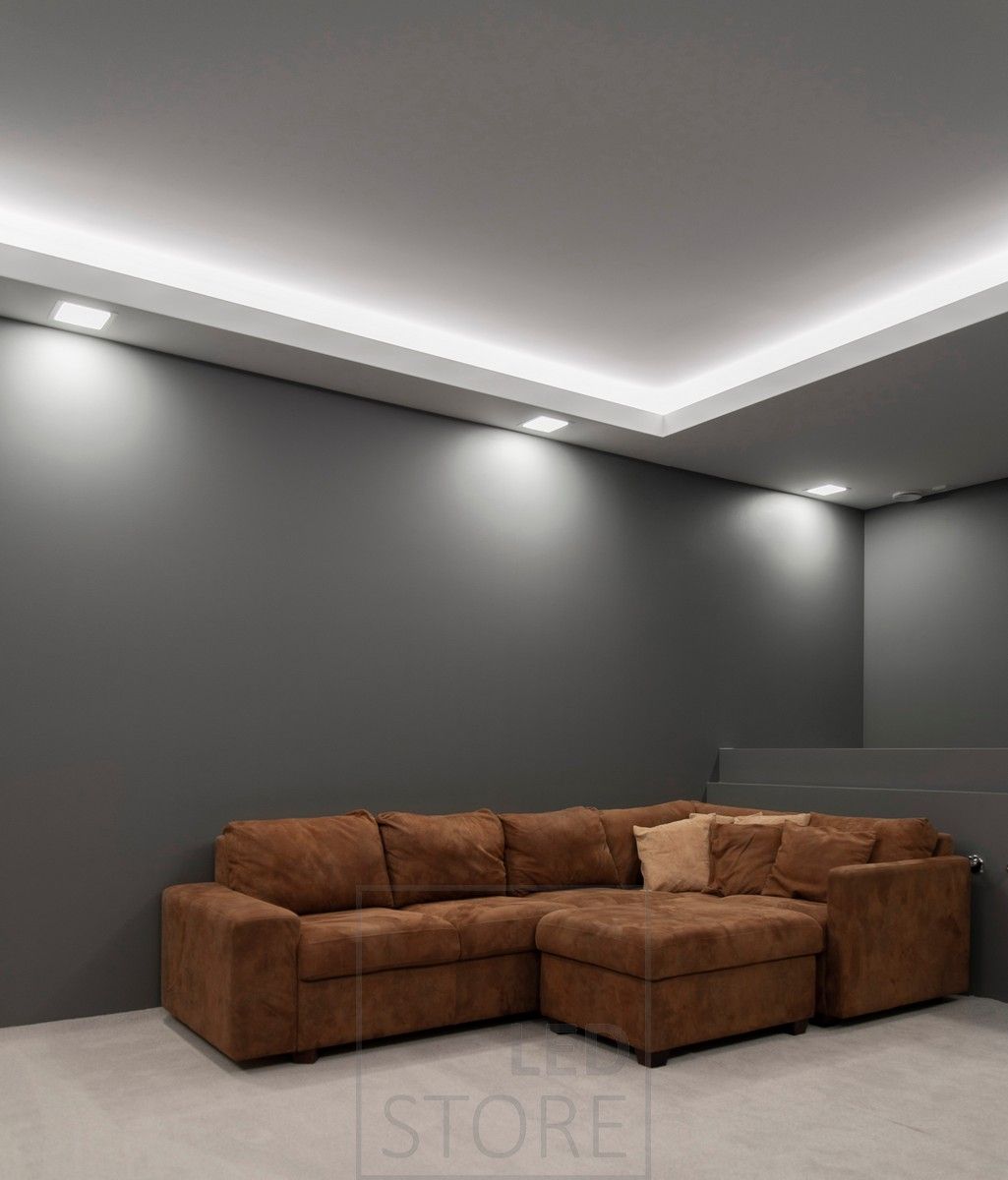 Runt om i rummet lyser en LED-list på en nedfällbar hylla upp rummet med indirekt stämningsbelysning. Fyrkantiga panellampor infällda i hyllan för downlight. Ledstore.fi